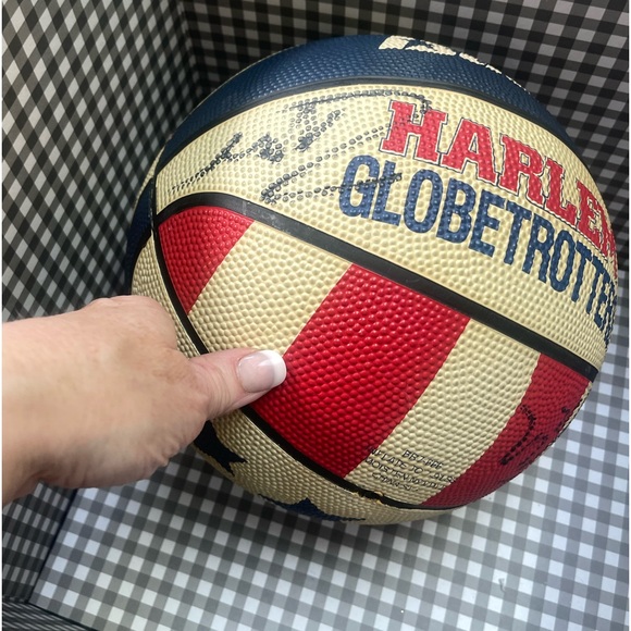 Authentic Harlem GlobeTrotters Fan Pack - Picture 3 of 13